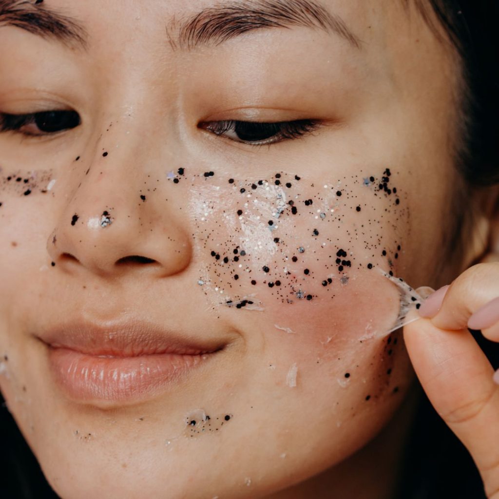 Application d’un gommage doux sur peau sèche pour révéler l’éclat naturel