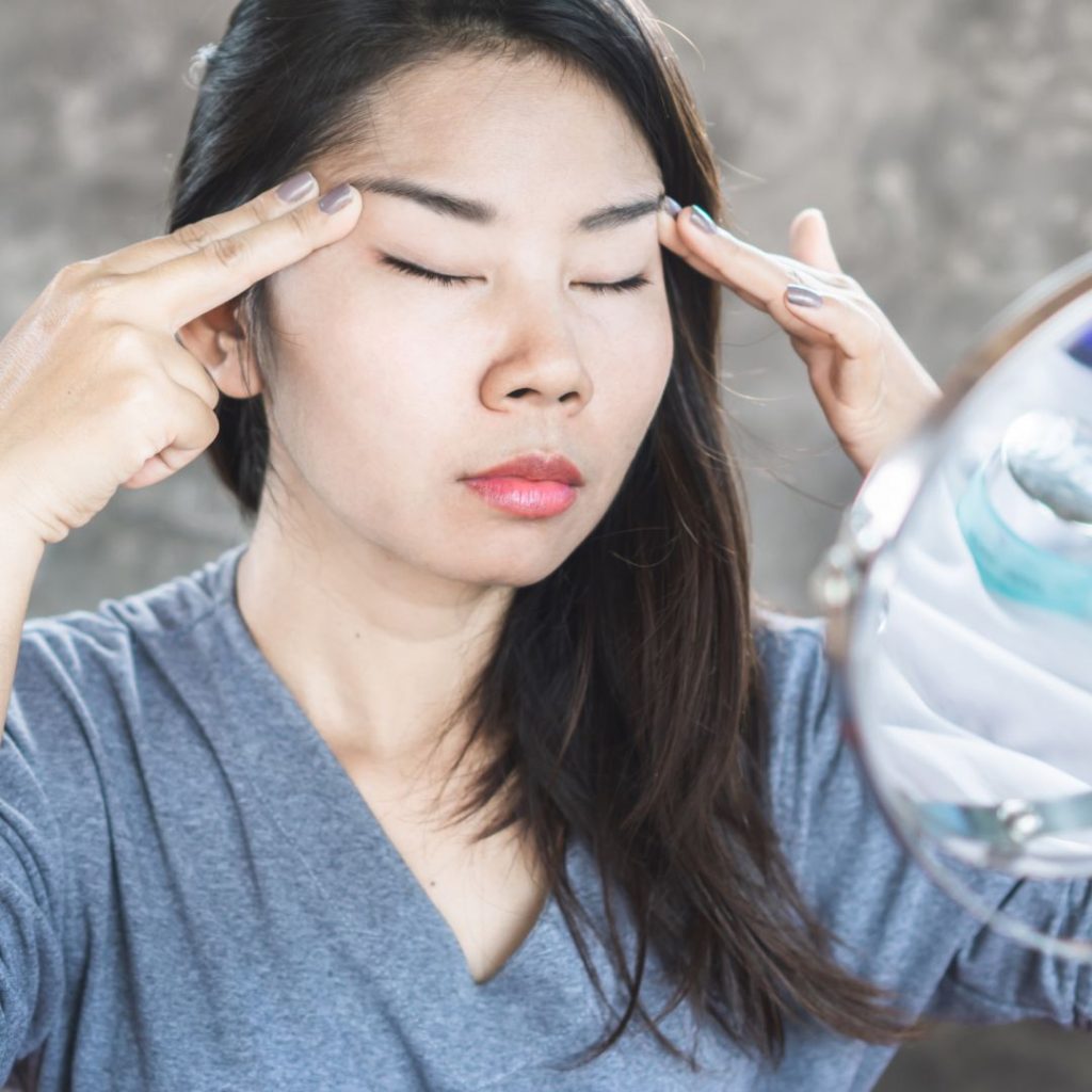 Femme en posture de face yoga pour raffermir les traits et rayonner