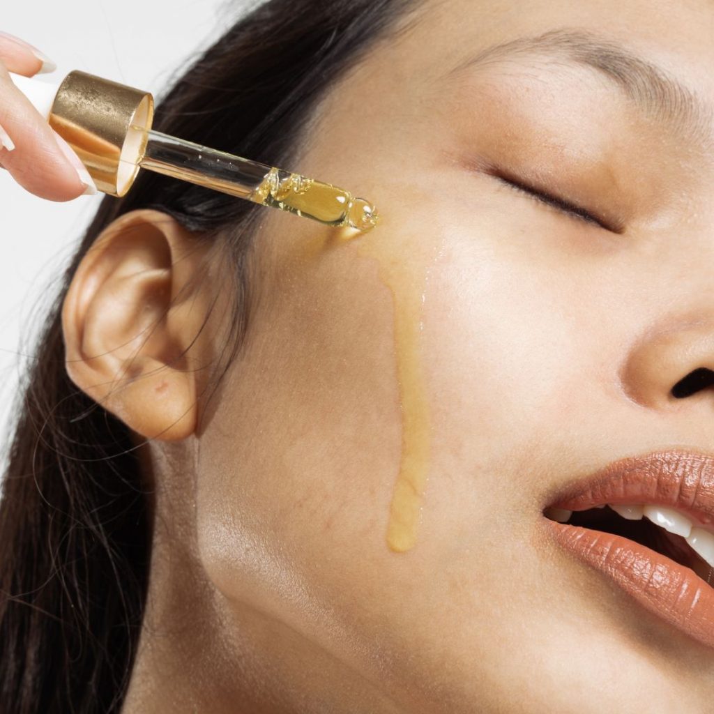 Quelques gouttes d’huile végétale appliquées en pression sur le visage pour illuminer la peau