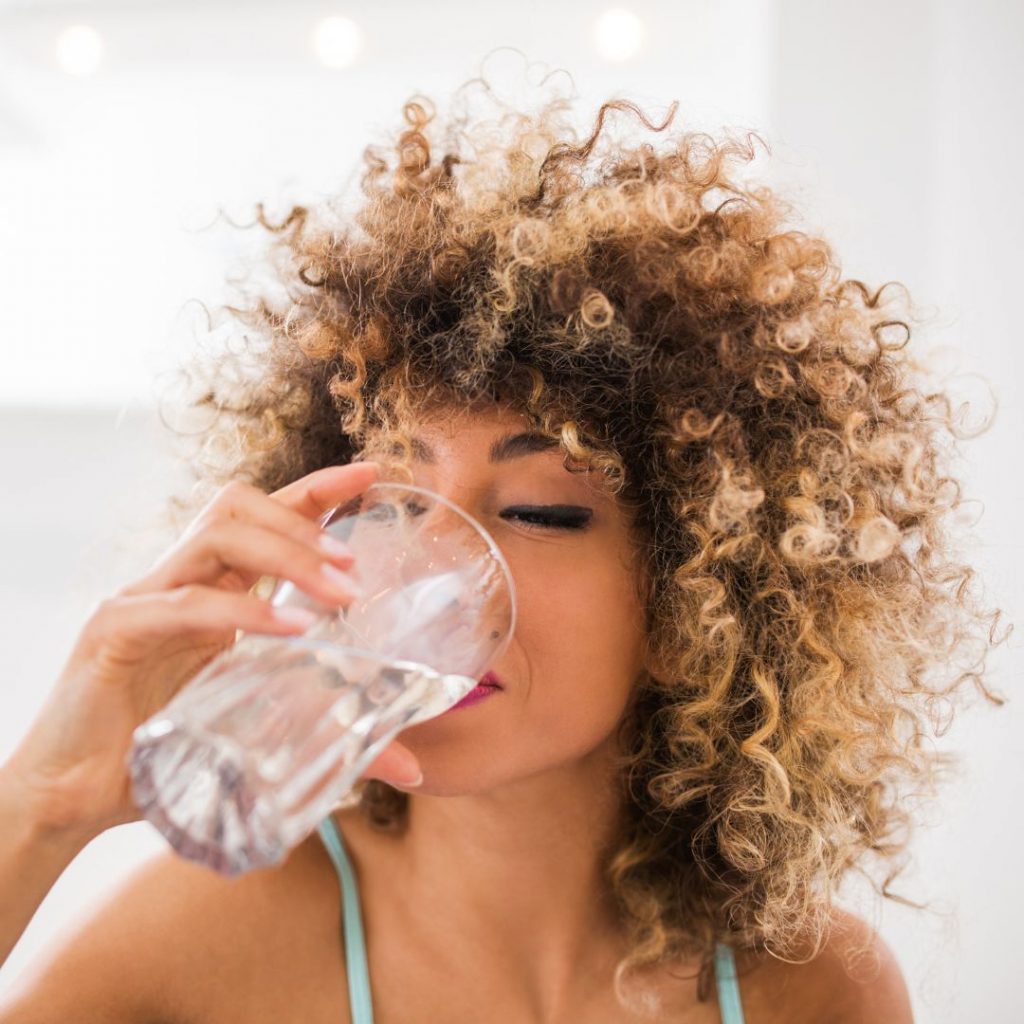 Verre d’eau tiède au citron sur une table, rituel beauté naturelle pour réveiller la peau